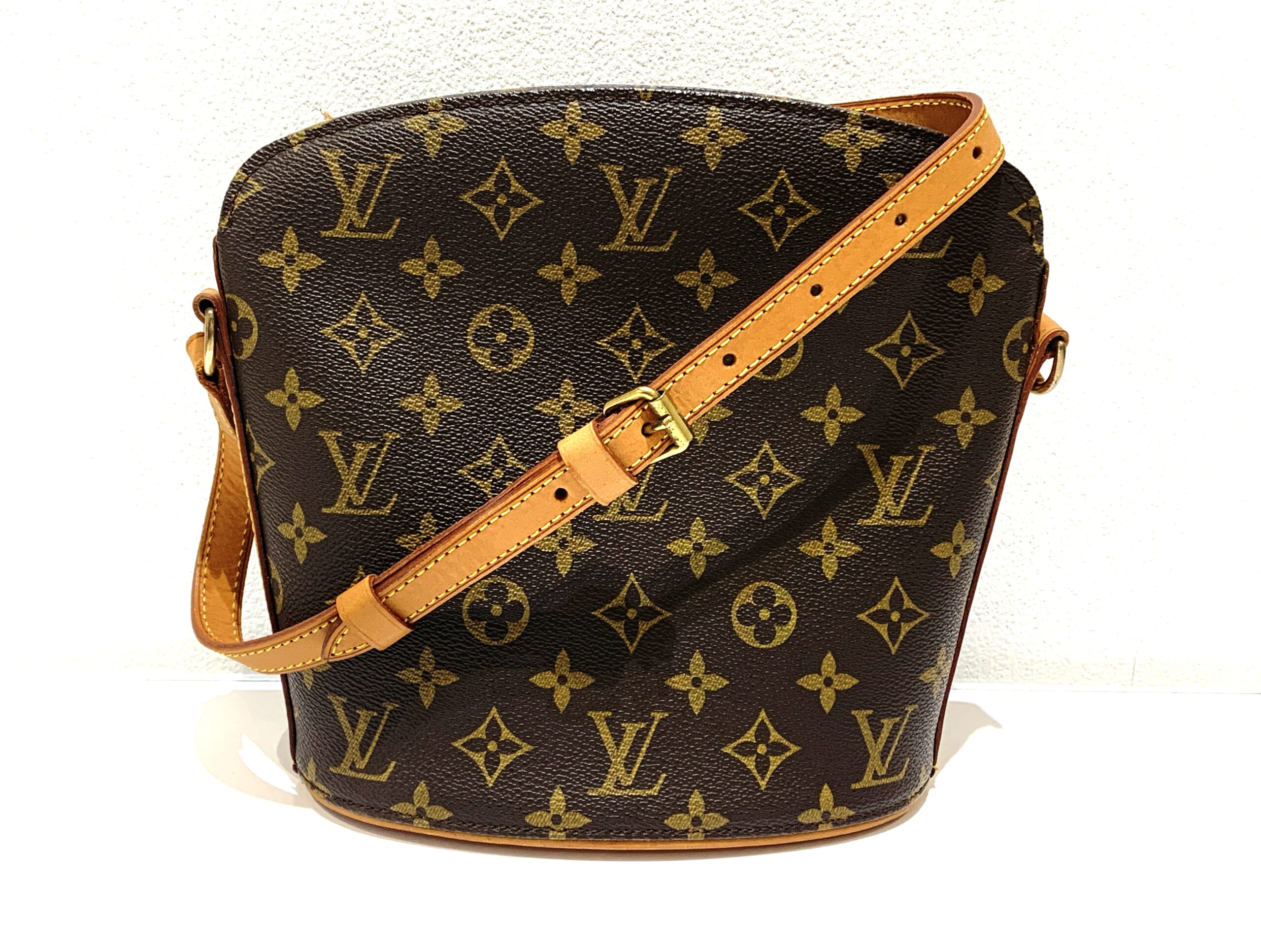シンプルな台形型で曲線フォルムが美しい斜め掛けショルダーバッグ Vuitton/ルイ・ヴィトン モノグラム M51290 ドルーオ
