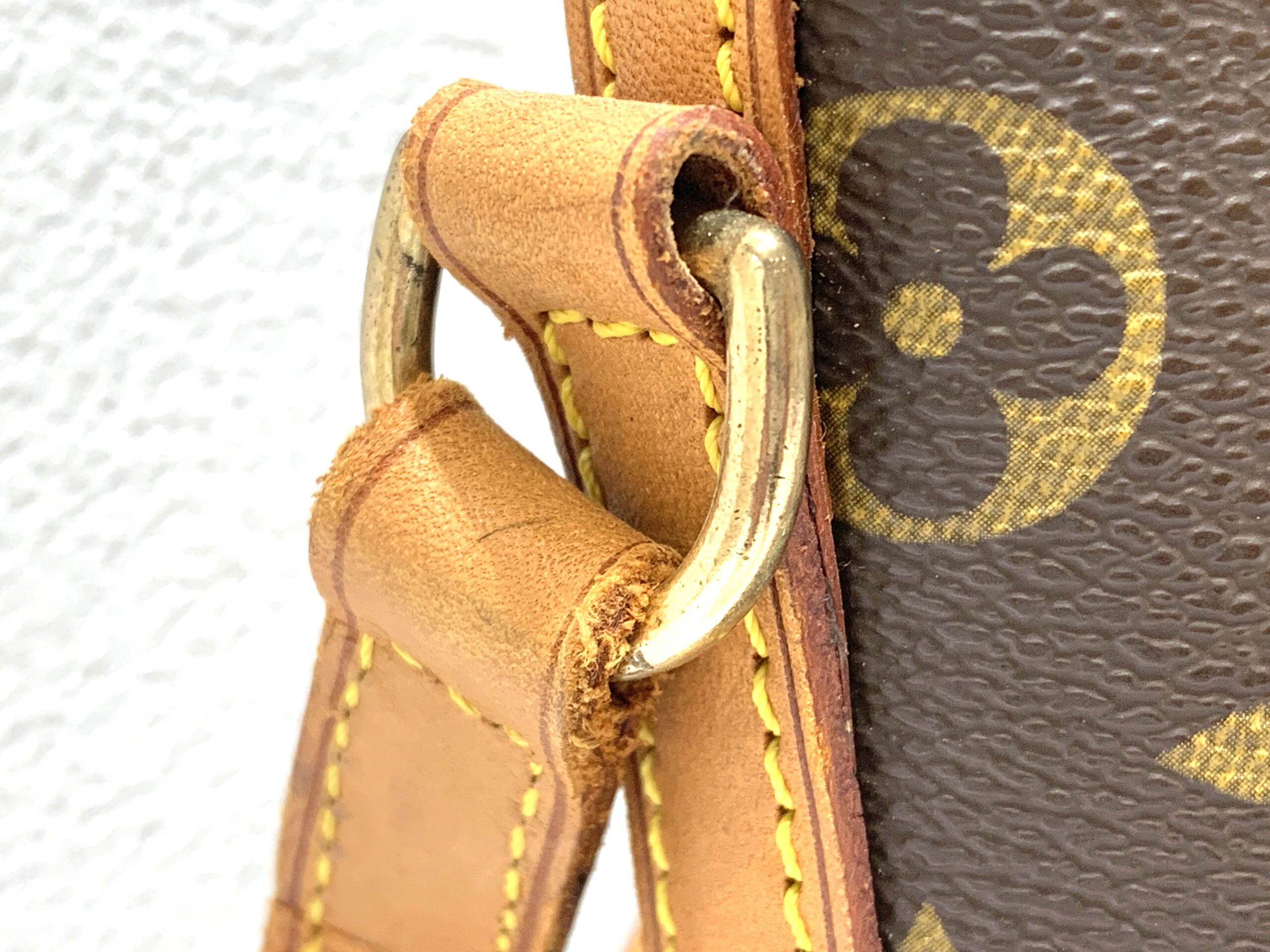 シンプルな台形型で曲線フォルムが美しい斜め掛けショルダーバッグ Vuitton/ルイ・ヴィトン モノグラム M51290 ドルーオ