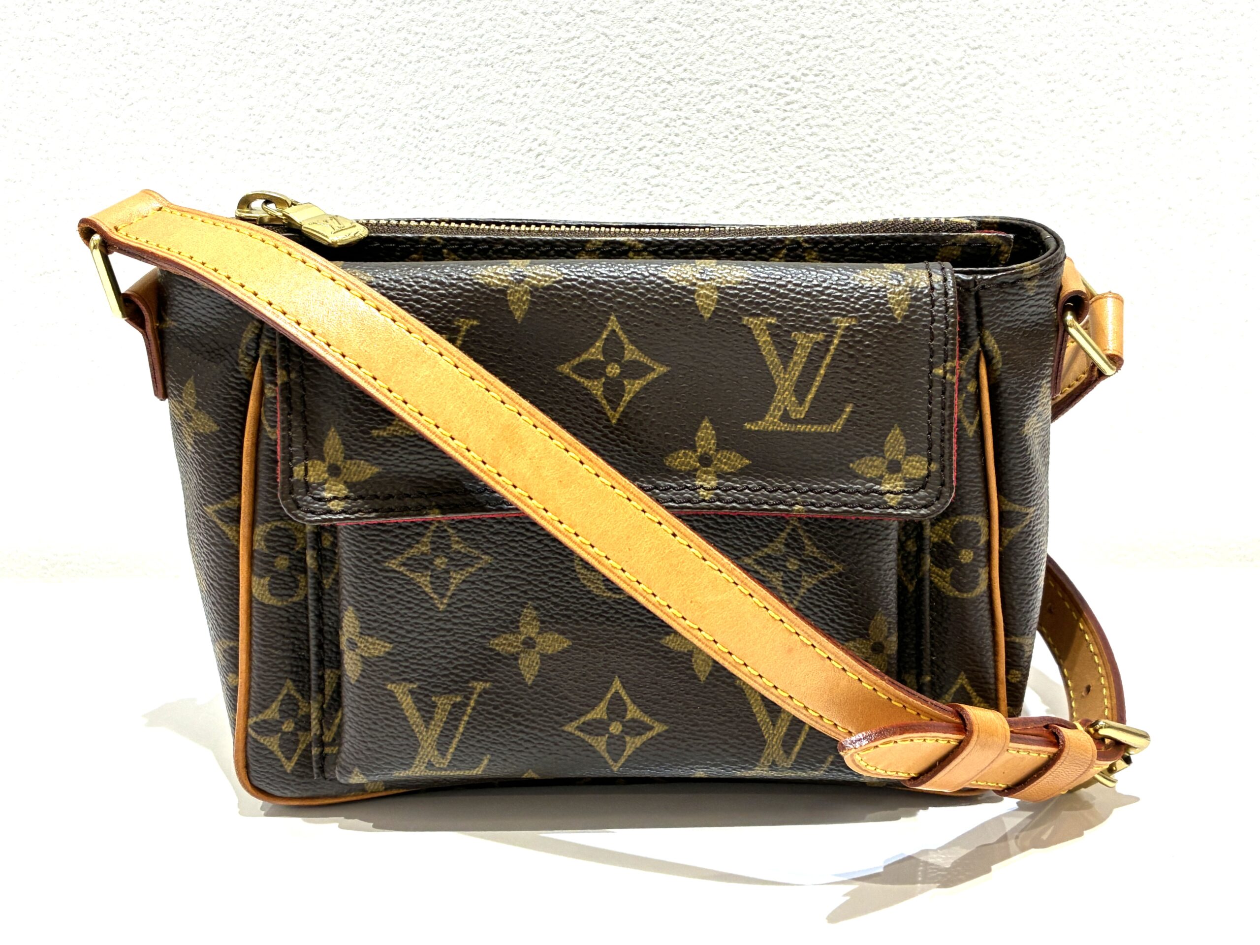 かわいらしいサイズながら意外な収納力 Vuitton/ルイ・ヴィトン モノグラム M51165 ヴィバ・シテPM