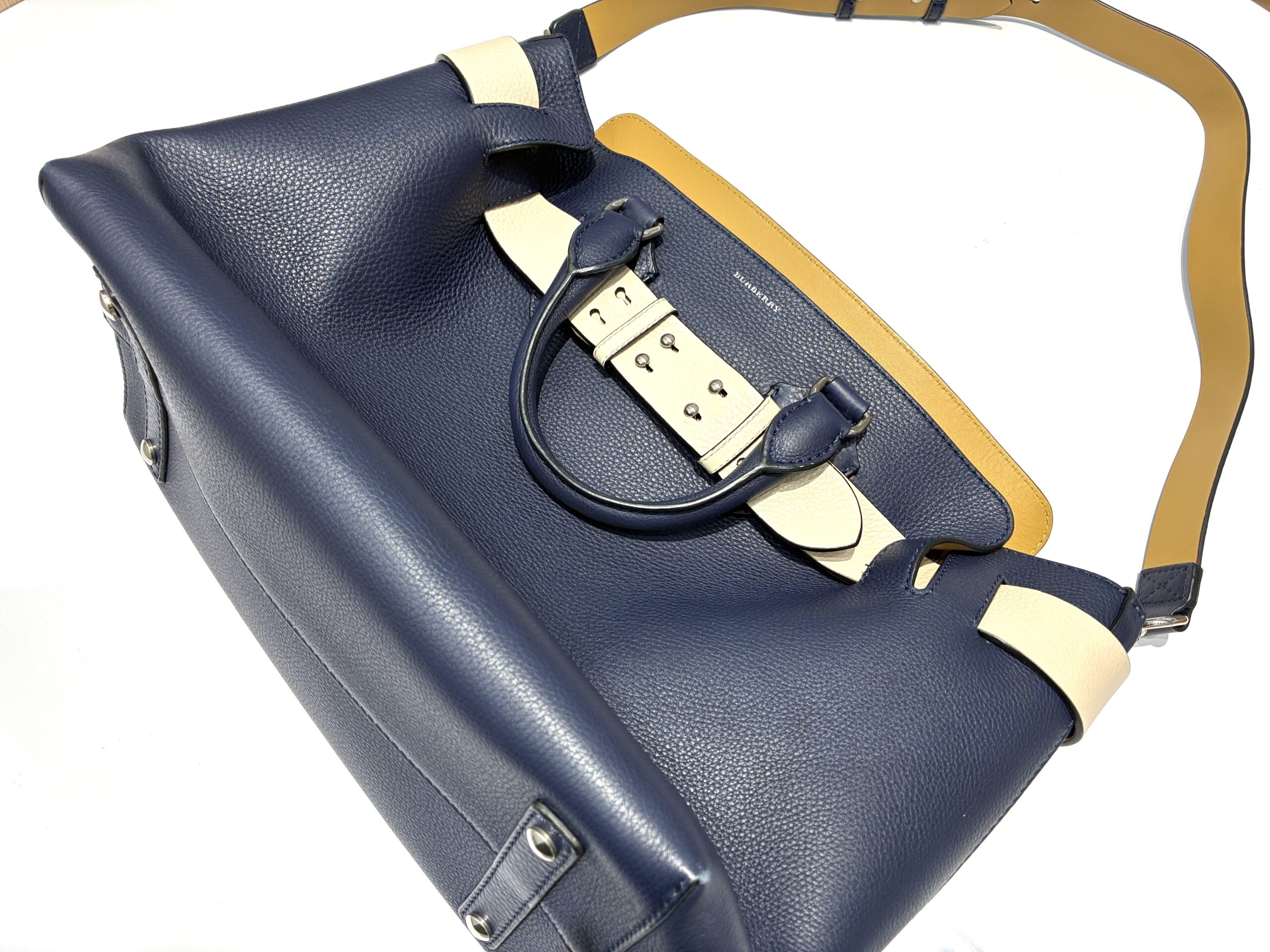 BURBERRY　ミディアムベルトバック　4076723