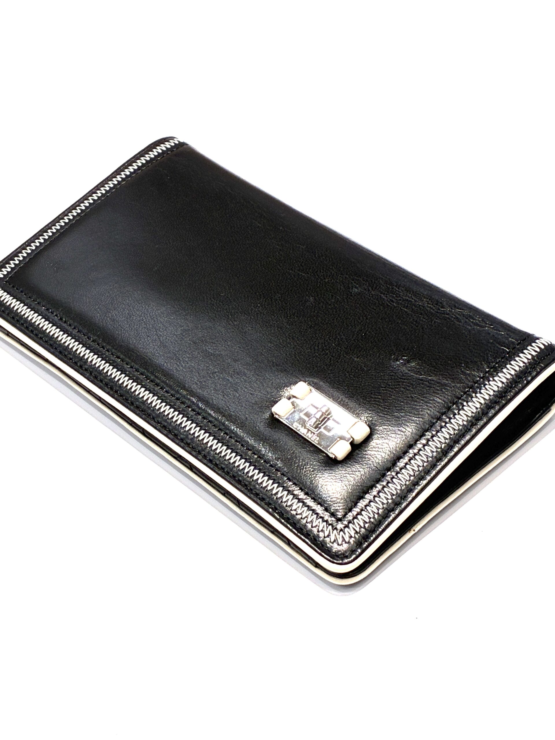 シャネル　二つ折り長財布　ブラック