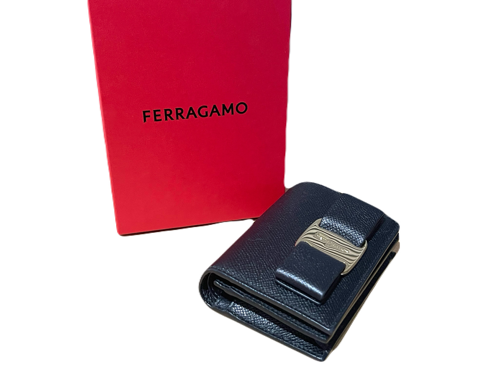 FERRAGAMO ヴァラ・リボン コンパクト ウォレット