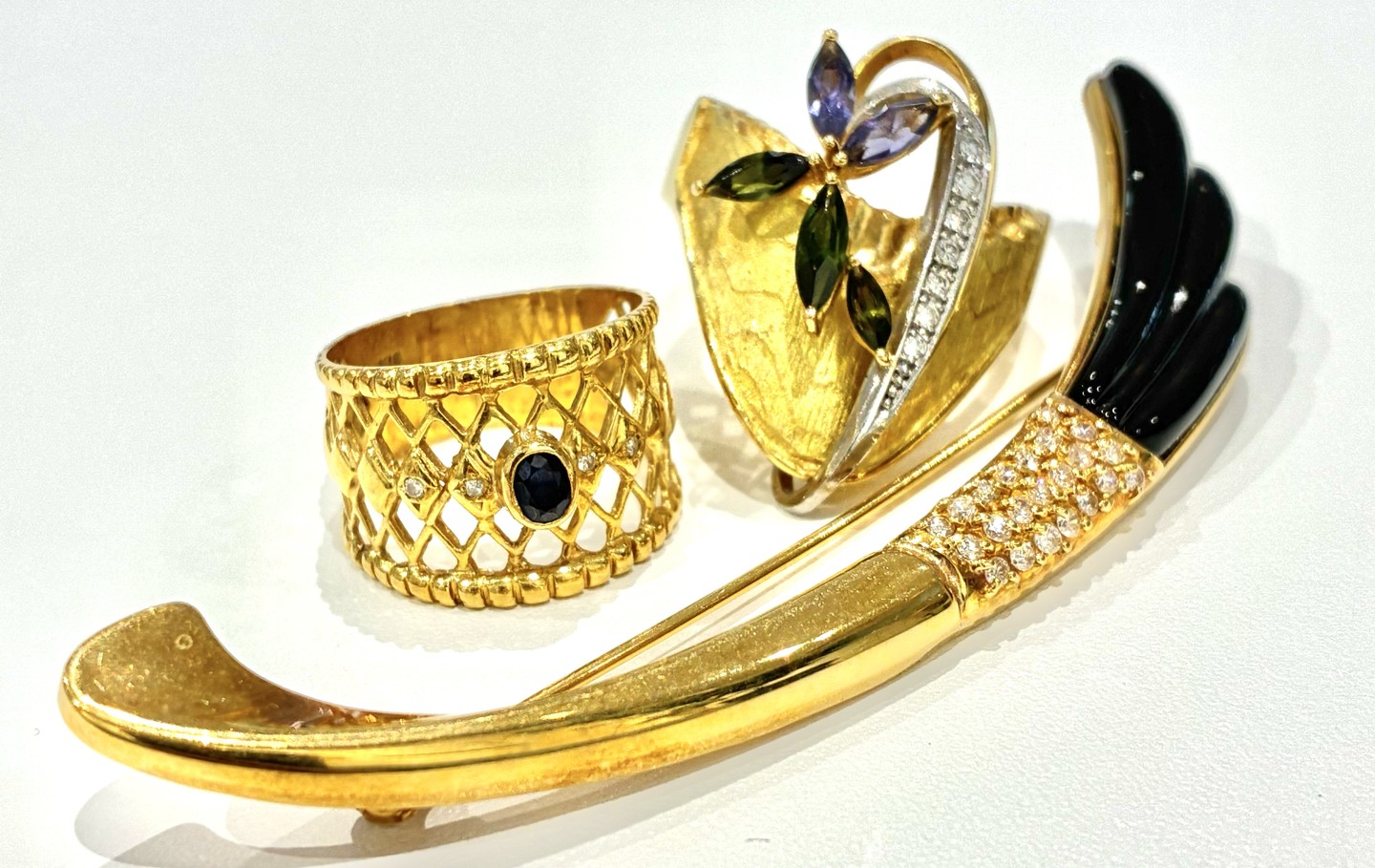 ◆K18アクセサリーとは？まず知っておきたい基礎知識◆ K18K（18金）アクセサリーとは、**金の含有率が75％**の合金で作られたジュエリーを指します。 K18は強度と美しさのバランスが取れた素材として広く使われています。 主な特徴は以下の通りです😊 • 金の品位：K18✨（Au750） • 金含有率：75％👆 • 残り25％：銀・銅・パラジウムなどの金属✨ • 主な用途：ネックレス、リング、ブレスレット、ピアスなど💍 配合する金属によって色味が変わり、イエローゴールド・ホワイトゴールド・ピンクゴールドなど、デザインの幅が広いのも18Kアクセサリーの魅力です(*‘∀‘)  ◆実は奥が深いK18アクセサリーの価値と特徴◆ K18アクセサリーの価値は、単に「金が使われている」だけでは決まりません。 評価の軸は複数あります。 • 重量（グラム数） • デザイン性やブランド • 宝石の有無や品質 • 状態（変形・傷・留め具の破損など） 特にK18は、日常使いによる摩耗が起きにくいため、中古市場でも安定した評価を受けやすい品位です。 また、刻印として「K18」「750」「Au750」が確認できることが多く、真贋判断の重要なポイントになります。   ～K18アクセサリーを扱う上で知っておくと役立つ話～ K18アクセサリーは、お手入れ次第で美しさを長く保てます。 • 使用後は柔らかい布で皮脂を拭き取る • 保管時は他の金属と接触させない • 強い薬品や研磨剤は使用しない などなど…👆お手元に18Kをお持ちの方は、ぜひお手入れしてみてくださいね🎵　清水町買取　リサイクルショップ