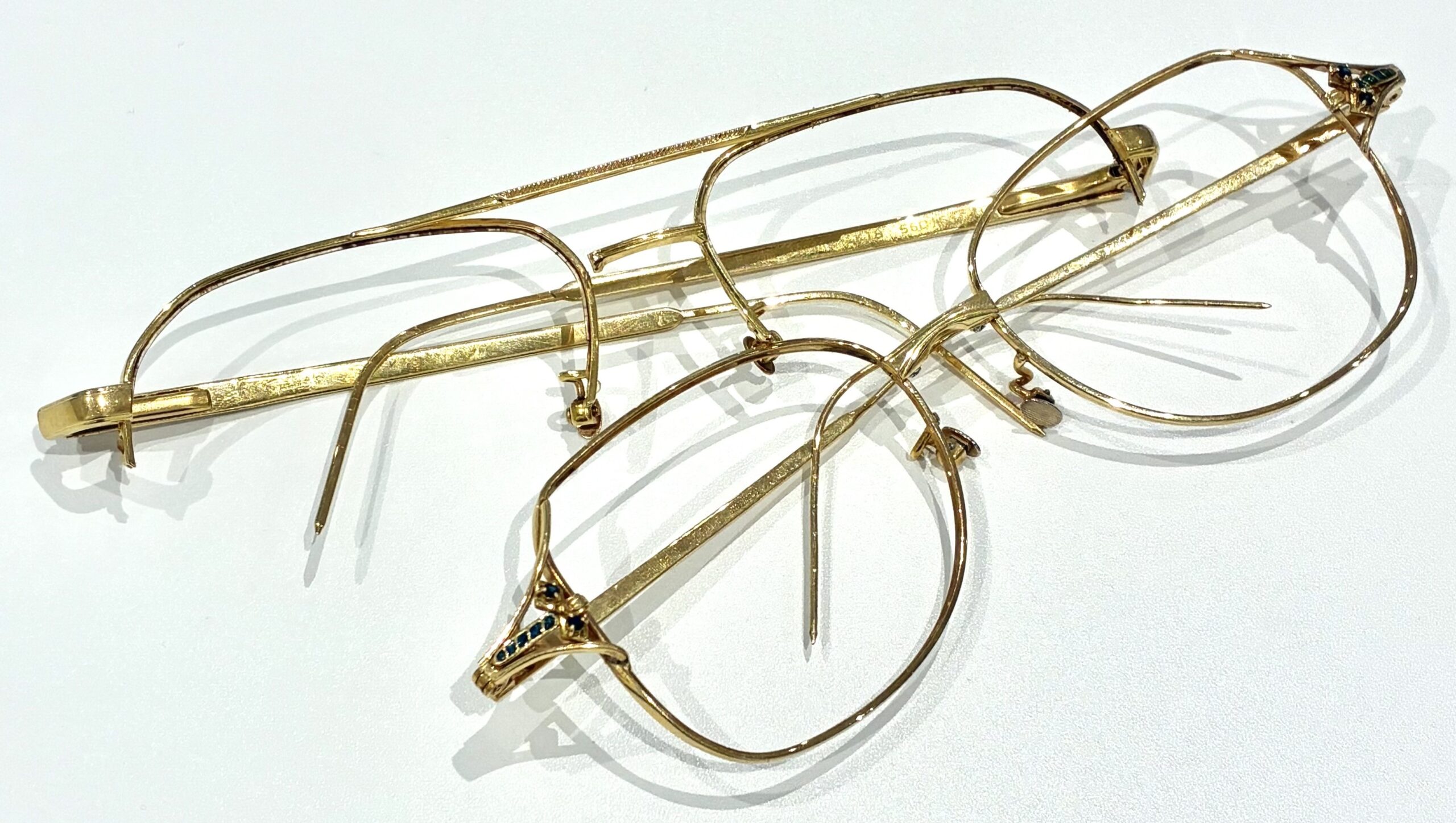 ✨K18レンズなし眼鏡フレームの基礎知識と素材の正確な情報✨  K18レンズなし眼鏡フレームとは、フレーム部分に18金（K18）を使用した眼鏡で、現在はレンズが入っていない状態のものを指します。K18は金の含有率が**75％**で、残り25％は銀や銅などの割金が配合されています。これにより、純金よりも硬度が高く、眼鏡フレームとしての実用性を確保しています。 K18眼鏡フレームに見られる綺羅✨刻印✨は、 ・K18 ・750 といった表記が一般的で、テンプルの内側やブリッジ裏などに打刻されていることが多いです😊 レンズが入っていない状態でも、フレーム素材そのものがK18であれば評価対象になります。度付きレンズを外した後のフレームや、レンズが割れて処分されたものでも問題ありません。重量や形状により差はありますが、金属製ならではの重みが感じられる点も特徴です。  👑レンズなしでも評価される理由と見られるポイント👑 K18レンズなし眼鏡フレームは、「眼鏡」としてではなく、貴金属製品として査定されます。そのため、使用可否や視力補正の有無は評価に影響しません。 主に確認されるポイントは以下の通りです。 ●フレーム全体または一部がK18であるか ●刻印の有無と判読できる状態か ●フレームの重量 ●大きな変形や切断がないか  ブランド品でなくても、K18であれば素材価値は明確です。古いデザインや流行から外れた形状でも、金としての価値は変わりません。 レンズがないことで「価値が下がるのでは」と思われがちですが、素材がK18である限り、評価の本質は変わりません。 K18眼鏡フレームは、昭和後期から平成初期にかけて、贈答品や記念品として製作されたものが多く存在します。当時は高級実用品として扱われており、現在でもフレームだけが残っている例は珍しくありません。 使わなくなった眼鏡フレームが、実はしっかりとした素材価値を持つ貴金属だった、というケースは少なくありません。保管したままになっている場合は、一度確認する価値があります(´▽｀*)