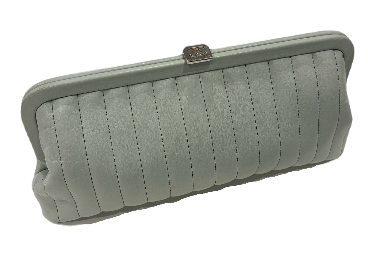 シャネルのアドモアゼル（Ado Mademoiselle）ラインは、ココ・シャネルの精神を色濃く反映したシリーズとして知られています。今回のクラッチバッグは、上品な水色が印象的で、シャネルらしいエレガンスと軽やかさを併せ持つアイテムです。 アドモアゼルのクラッチバッグは、チェーンを持たないシンプルな設計が特徴で、バッグそのもののフォルムや革質の良さが際立ちます。特に淡い水色は、汚れや色移りが出やすい反面、状態の良い個体は希少性が高く評価されやすい傾向があります(*‘∀‘)  ◆アドモアゼルラインが持つデザイン的な魅力◆ アドモアゼルは、いわゆるマトラッセとは異なり、直線的でミニマルな印象が強いラインです。キルティングを強調しない分、レザーの質感や色味がダイレクトに伝わります。 　🌟装飾を抑えた端正なデザイン 　🌟ココマークが主役になるフロント構成 　🌟フォーマルにもカジュアルにも合わせやすい形状  水色というカラーは、ブラックやベージュと比べると生産数が少ないため、市場では「人と被りにくいシャネル」として注目されることがあります。特に春夏シーズンに需要が高まる色味です。  📖知っていると少し語りたくなるシャネルの豆知識📖 「アドモアゼル（Mademoiselle）」は、フランス語で“未婚の女性”を意味します。ココ・シャネルは生涯結婚しなかったことで知られており、自身も常に「マドモアゼル」と呼ばれていました。この呼称は、彼女の自立した生き方や価値観の象徴✨✨でもあります。 そのため、アドモアゼルラインは 　 ・自立した女性像 　・流行に左右されないデザイン 　・年齢を問わず使える普遍性 といったシャネルの哲学を体現したシリーズといえます。派手さは控えめですが、分かる人にはしっかり伝わる“通好み”のラインです🥰