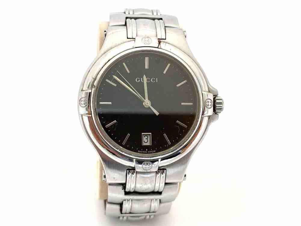 【GUCCIの時計お買取り✨】  写真の時計は、ステンレススチール製ケースとブレスレットを採用したモデルで、ブラックの文字盤が落ち着いた雰囲気を演出しています。文字盤はバーインデックスを採用したシンプルな構成で、視認性が高く、ビジネスシーンから日常使いまで幅広い場面で使いやすいデザインとなっています。  中央にはブランドロゴである「GUCCI」が配置されており、ミニマルな文字盤の中でもブランドウォッチとしての存在感を感じさせます。また、6時位置には日付表示（デイト表示）が設けられており、実用性にも配慮された仕様となっています。 主張しすぎないブランド表現が、シンプルな時計の中にさりげない高級感を演出しています⌚  ステンレススチール製の腕時計は耐久性に優れており、日常使いにも適した素材です。また金属ブレスレットタイプは革ベルトに比べて劣化が少なく、長期間使用しやすいことから中古市場でも安定した人気があります🎵   グッチの腕時計に関する豆知識  グッチは1921年、イタリア・フィレンツェで によって創業されたブランドです。創業当初は高品質なレザー製品を扱う工房としてスタートし、その後バッグや財布、アパレルなど幅広いファッションアイテムを展開する世界的ブランドへと発展しました🤭。  グッチの腕時計は1970年代以降に本格的に展開されるようになり、現在ではスイスに拠点を置く時計部門によって製造されています。そのため、多くのモデルに「Swiss Made」の表記が見られます。  ファッションブランドの時計はデザイン性を重視したモデルが多いのが特徴ですが、グッチの時計はシンプルで洗練されたデザインのモデルも多く、ファッションアイテムとして時計を楽しみたい方からも人気を集めています😚     ブランド時計は中古市場でも人気があります  グッチの腕時計は中古市場でも一定の需要があり、状態やモデルによってはしっかりとした査定額が付くこともあります。特にステンレスブレスレットタイプの時計は耐久性が高く、安定した人気があります。  また、ブランド時計は多少のキズや使用感がある状態でも買取可能な場合が多く、電池切れや動作していない時計でも査定できるケースがあります⌚🎵