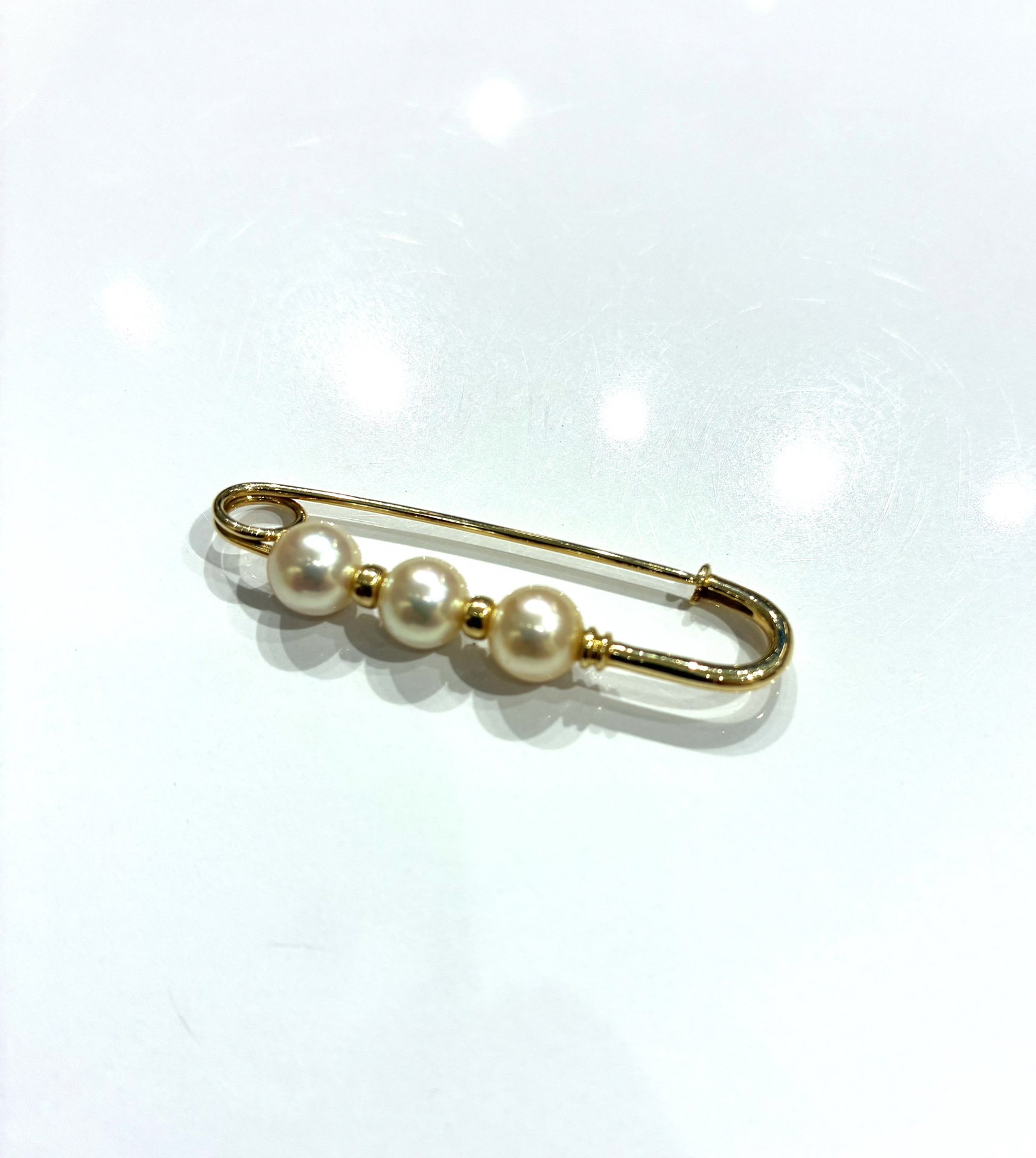 K18 パール付フィブラ形ブローチ