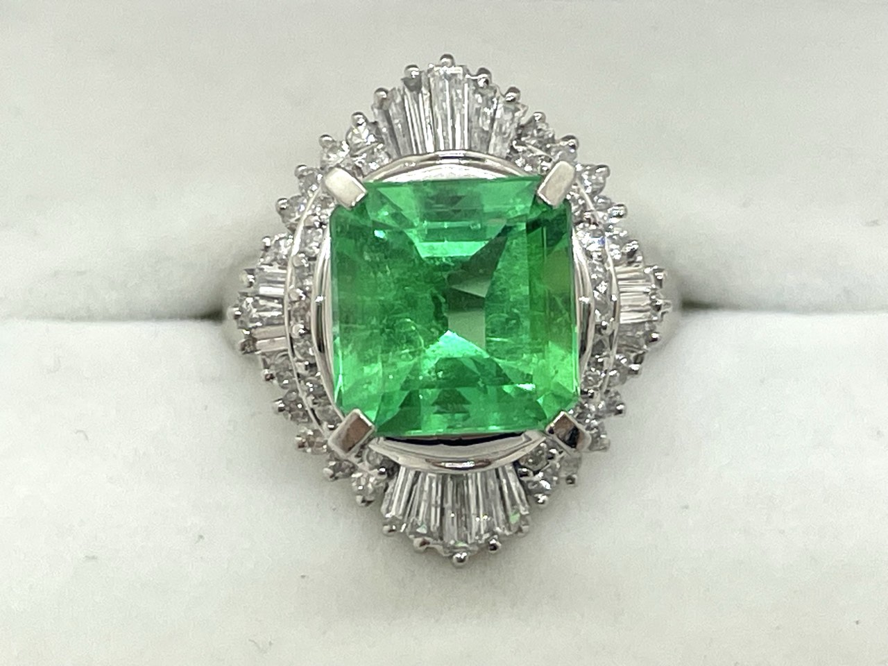 Pt900リング／エメラルド