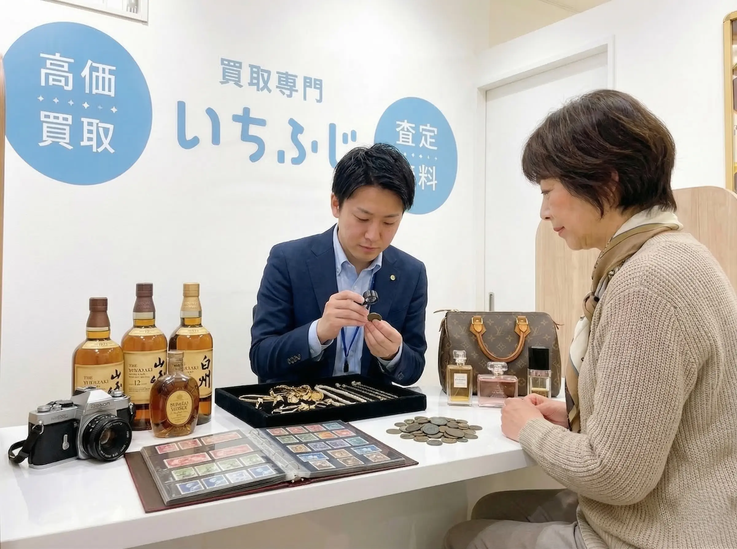 男性スタッフが遺品整理の対応してる様子