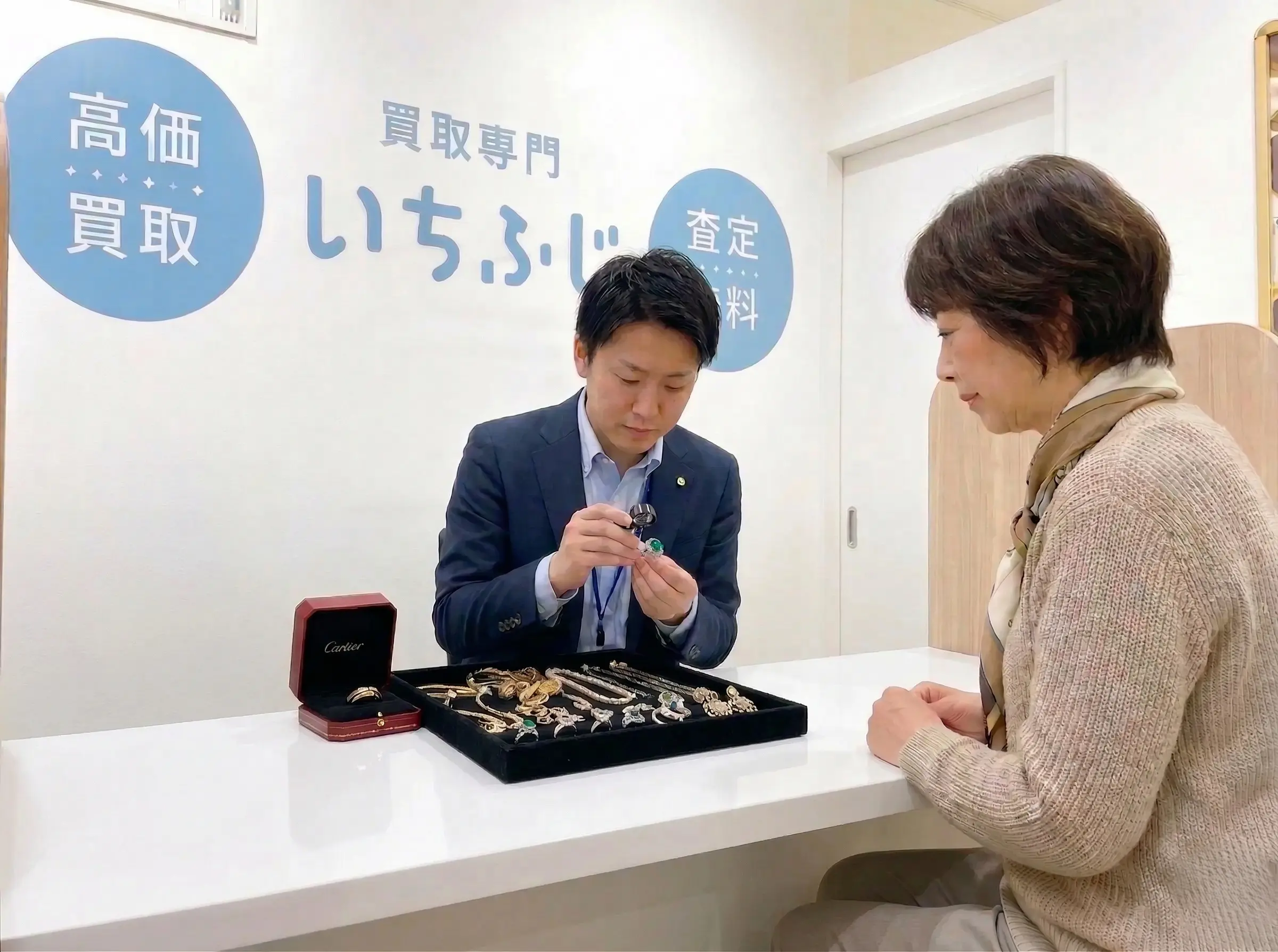 男性スタッフがジュエリーの査定してる様子