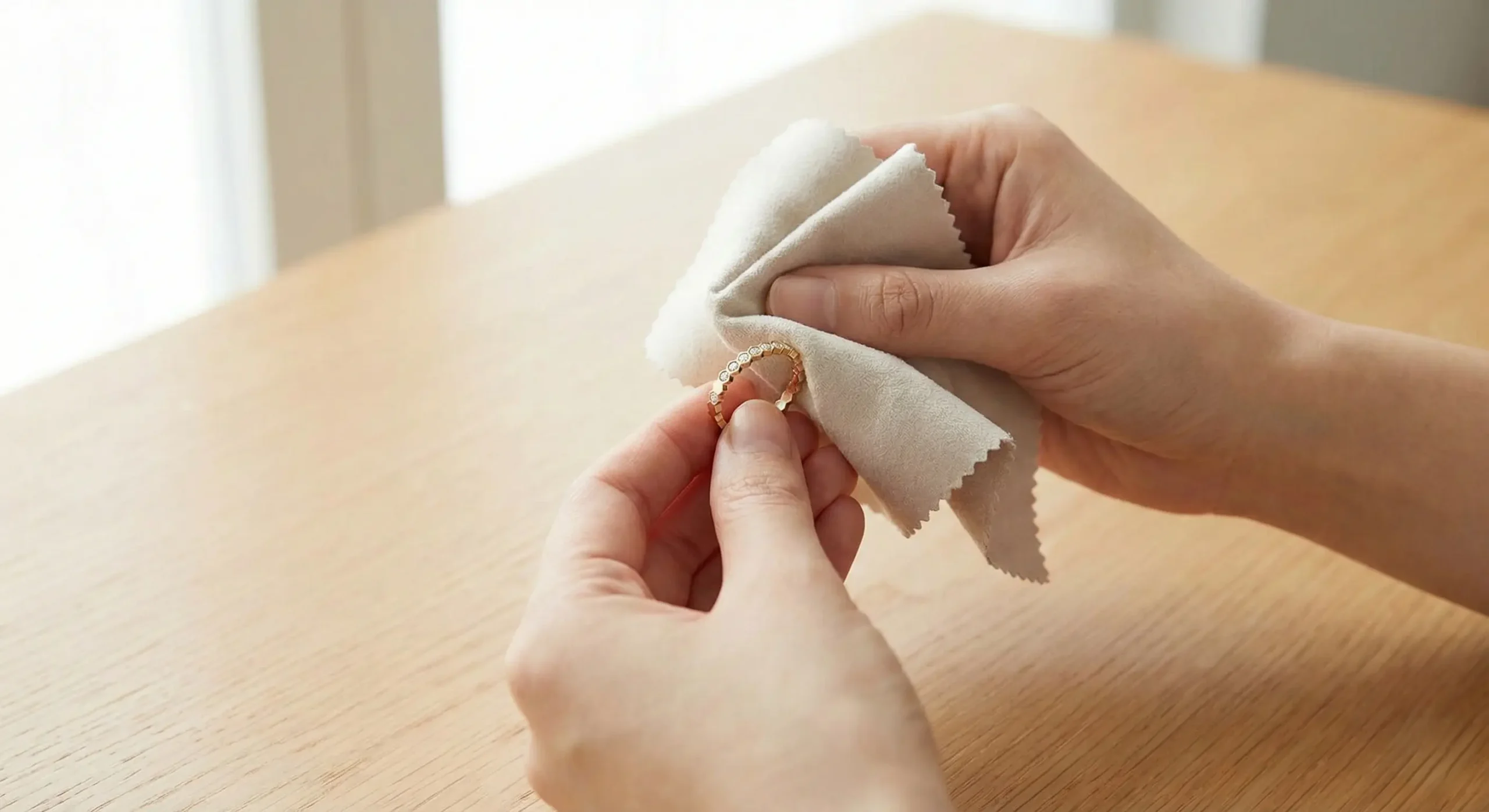 リングの汚れを拭き取りしてる様子