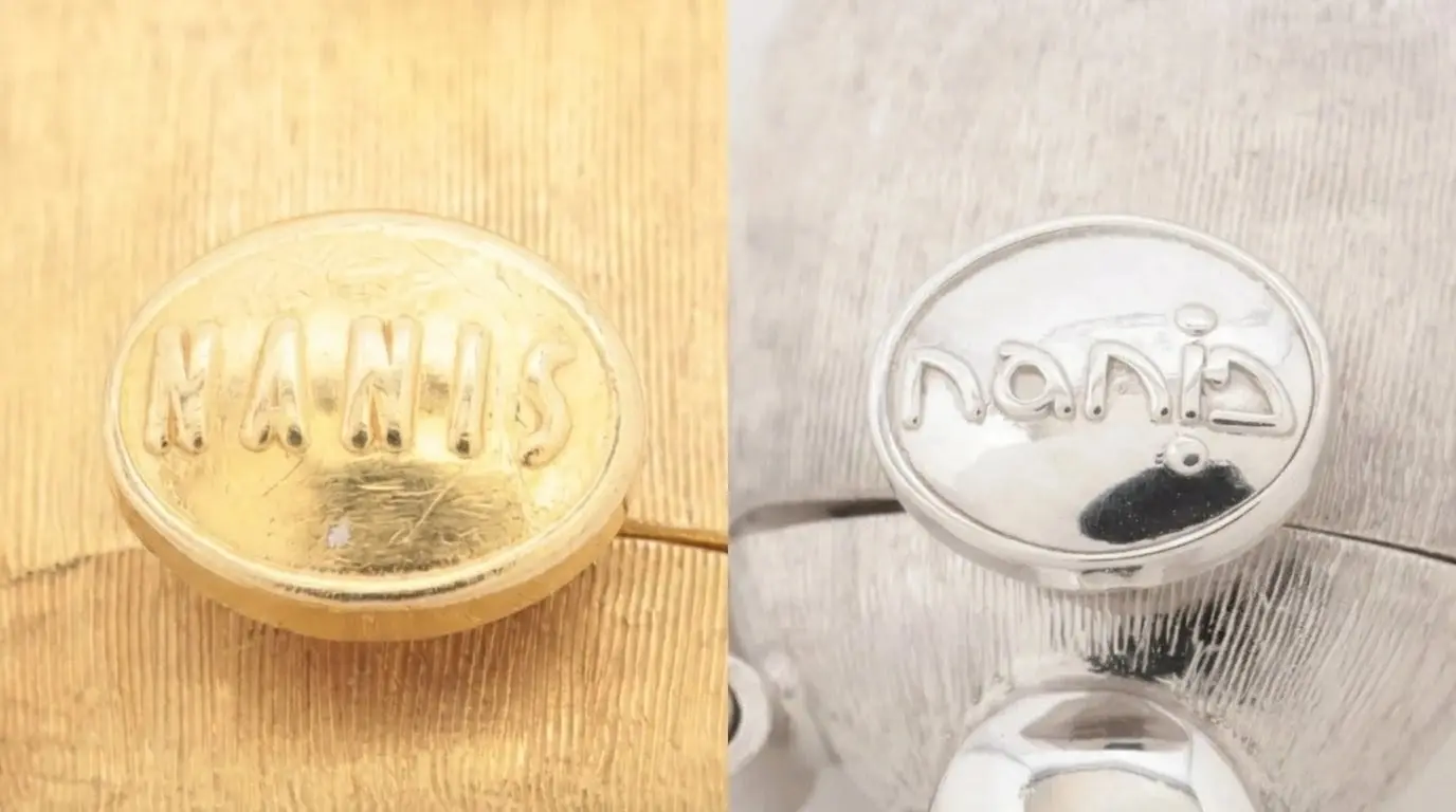 ナニス(NANIS)のイヤリング受け皿にあるブランドロゴ「NANIS」の刻印拡大写真