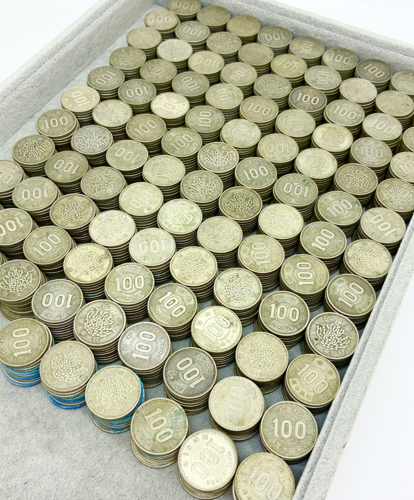100円硬貨の価値は？ 大量の100円銀貨をお買取り！【伊東市・東伊豆町・熱海市・近隣の市町村の皆さま、お買取りならいちふじデュオ伊東店へ】