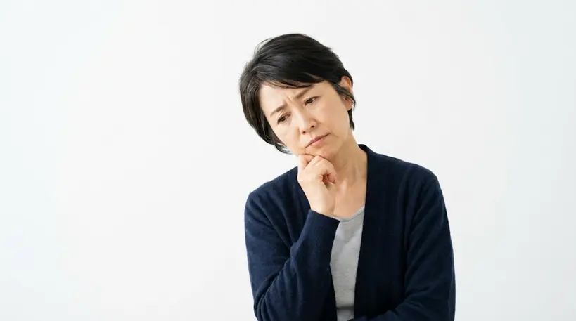 金の売り時や相場について悩んでいる女性