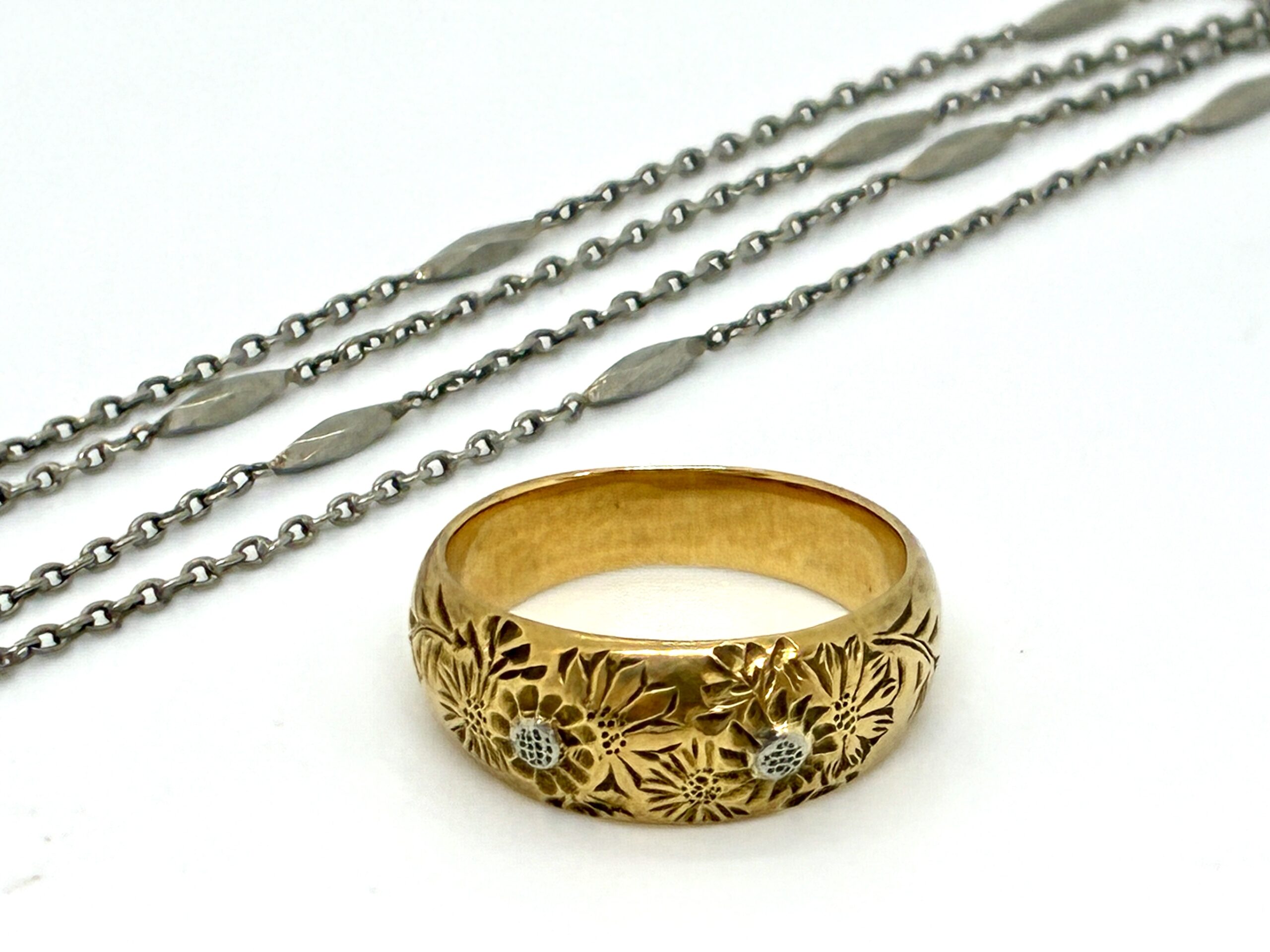 🌼 花模様が美しい K18和彫りリング・Pt850切子チェーンを高価買取いたしました。買取専門いちふじ伊東ショッピングプラザデュオ店【伊東市・東伊豆町・熱海市・近隣の市町村の皆さま、お買取りならいちふじデュオ伊東店へ】