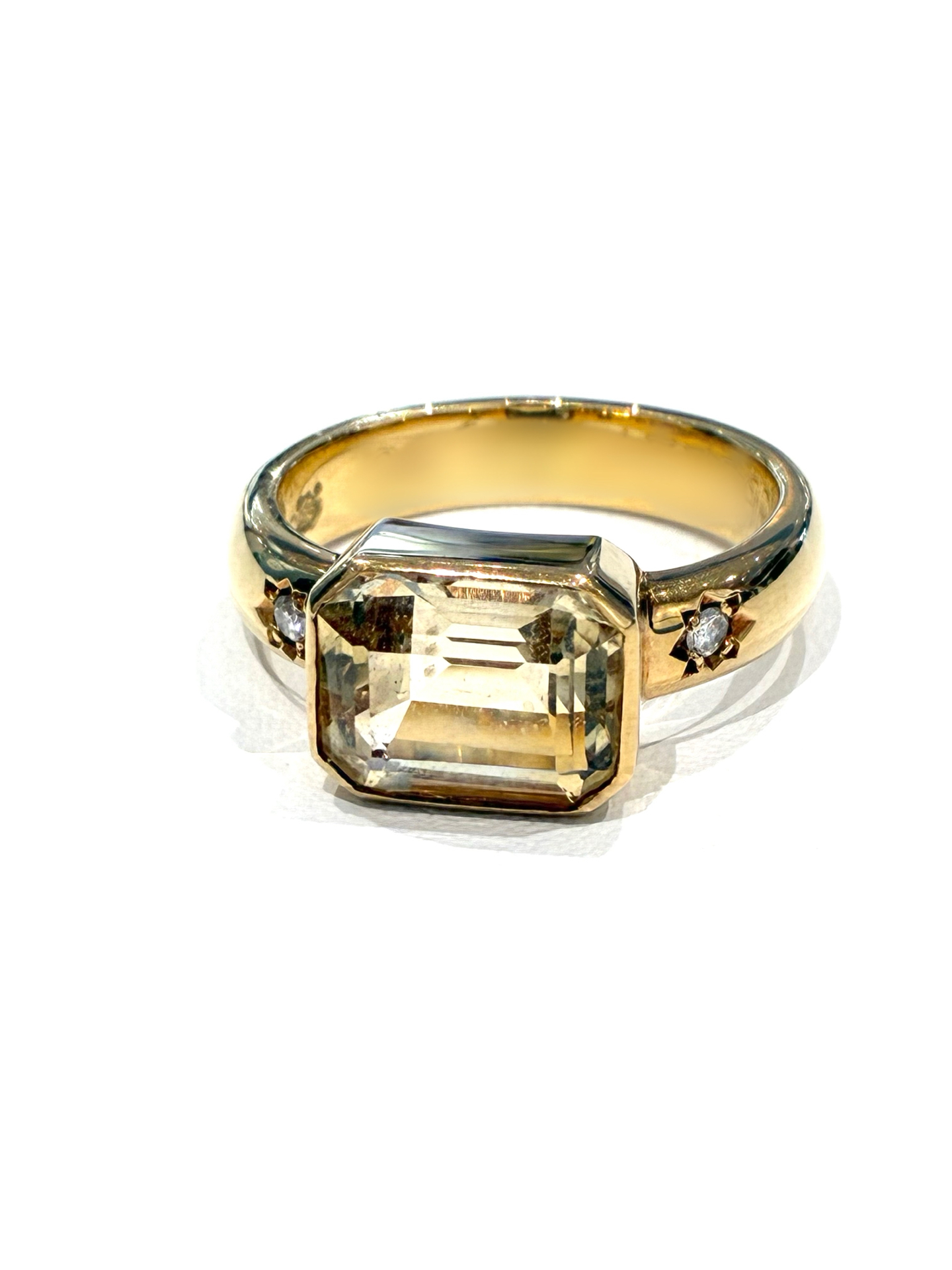 シトリンリングの特徴 大粒エメラルドカットと太陽彫刻の魅力💍✨【いちふじサントムーン柿田川店】