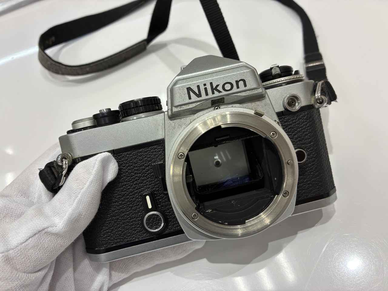 レンズを外したNikon FEのフィルム一眼レフカメラボディ