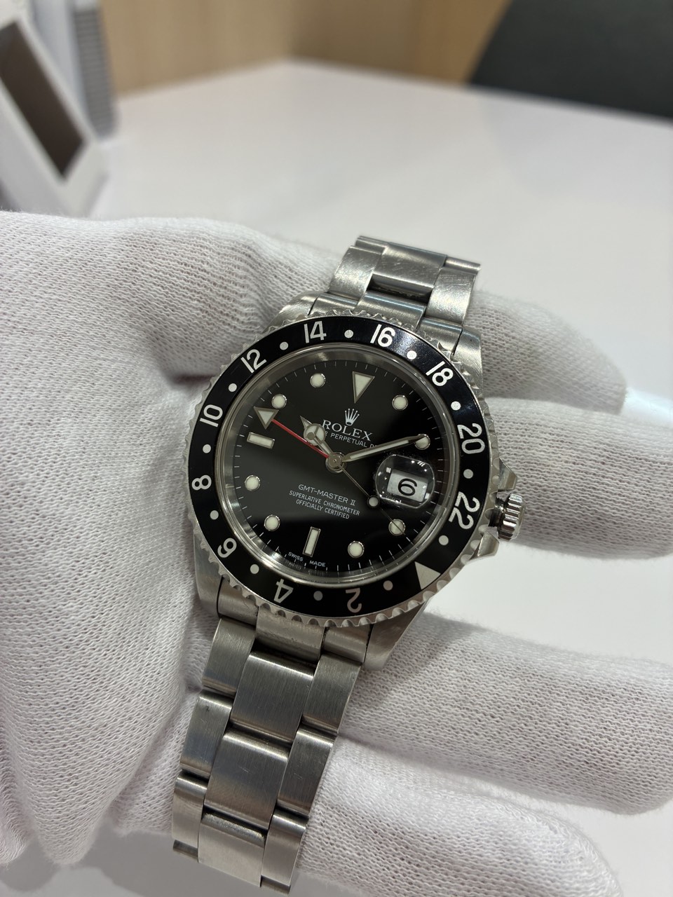ブラックベゼルと赤いGMT針が特徴のROLEX GMTマスターⅡ Ref.16710