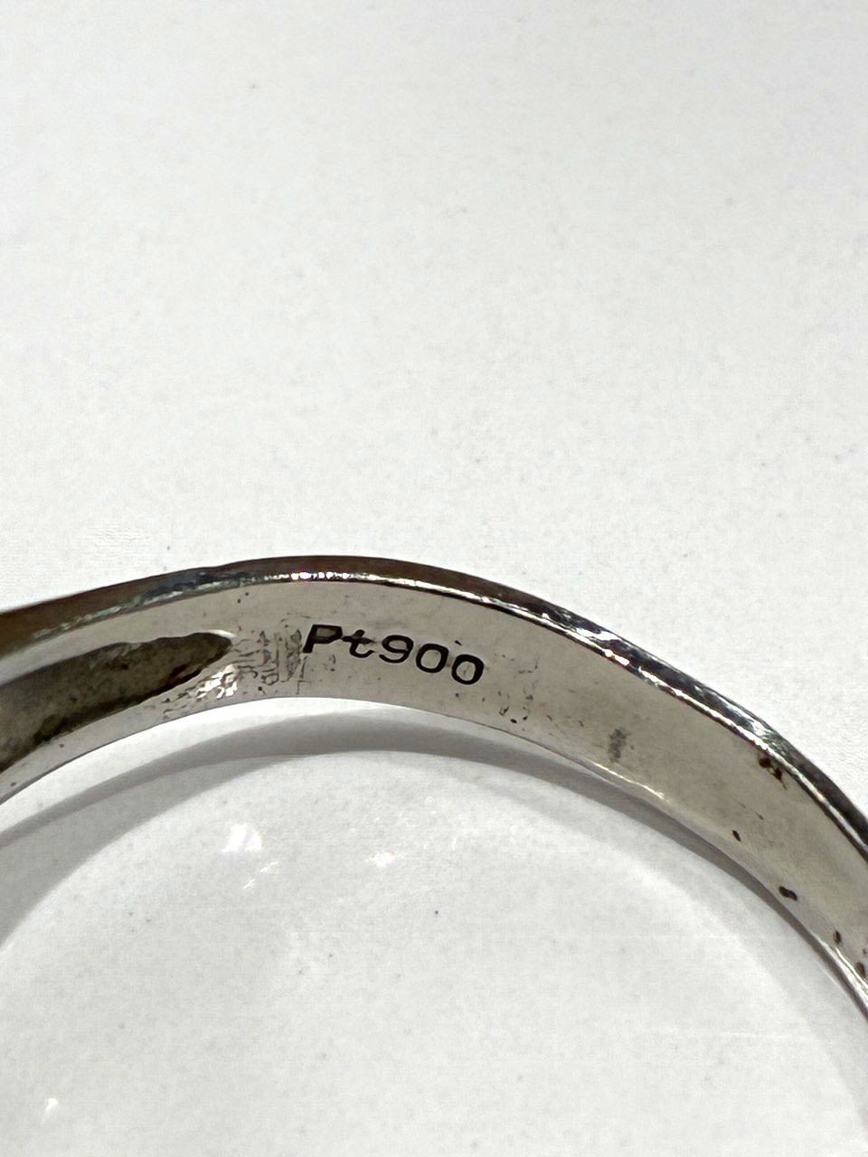 ダイヤモンドリング内側に刻印されたPt900の拡大画像