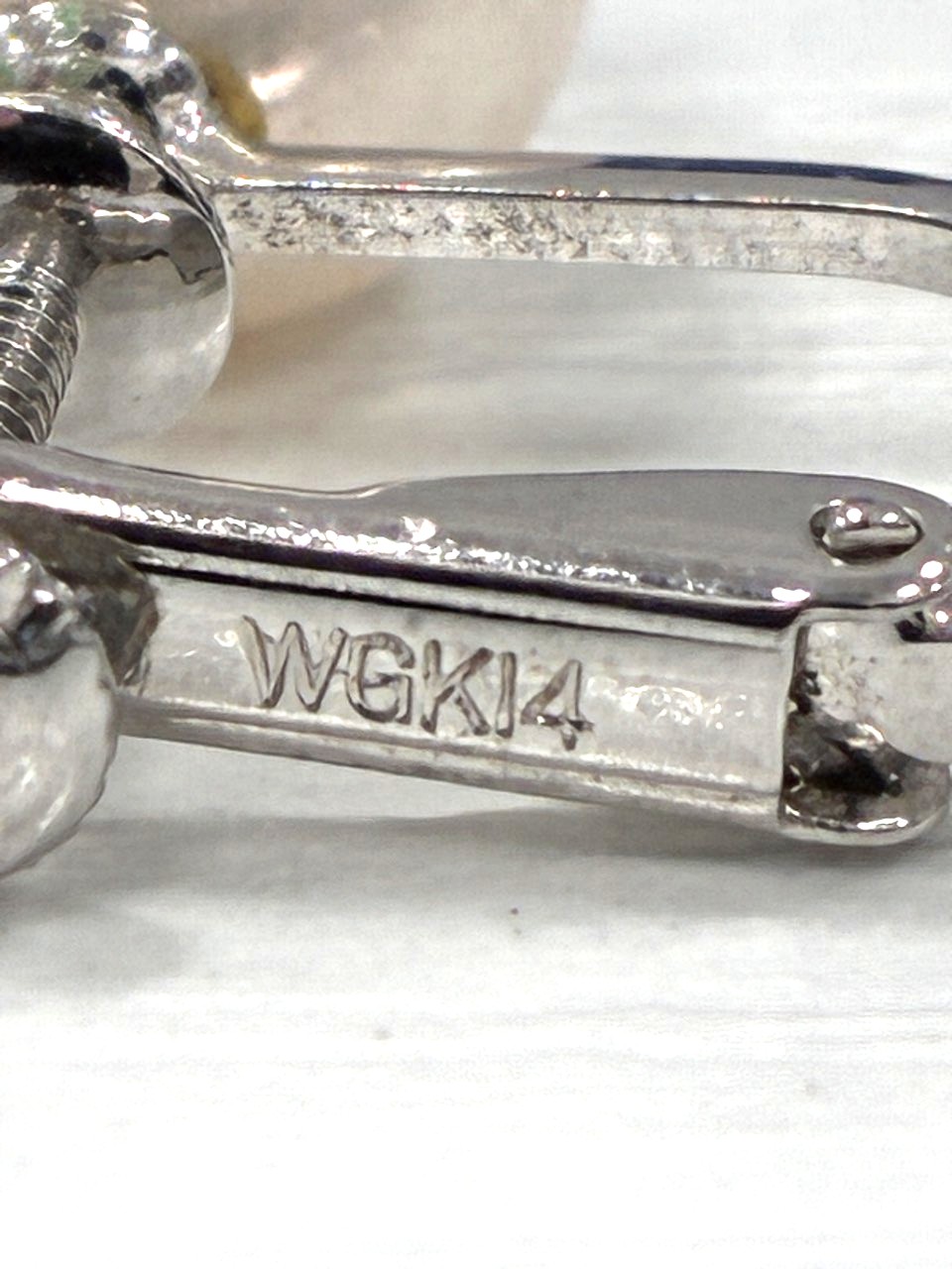 パールイヤリング金具に刻印されたWGK14表記の拡大画像