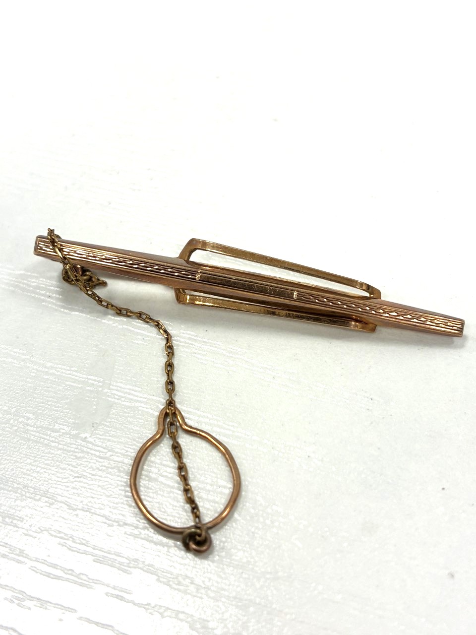 チェーン付きのK10ネクタイピン全体画像